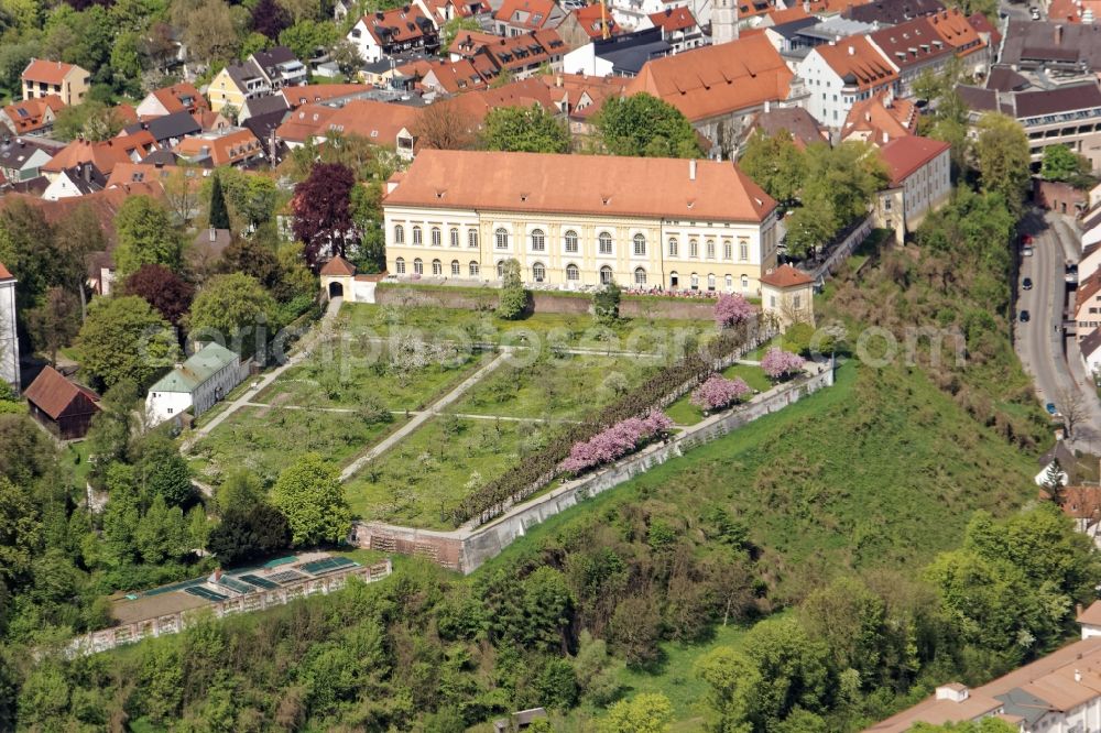 Aerial photograph Dachau - The Dachau Palace on the Schlossberg of Dachau in the state Bavaria goes back to an early medieval Castle of the Counts of Dachau and was the summer residence of the Wittelsbach family. In the castle garden / courtyard is a portico of linden trees, on the terrace, the Schloss Cafe