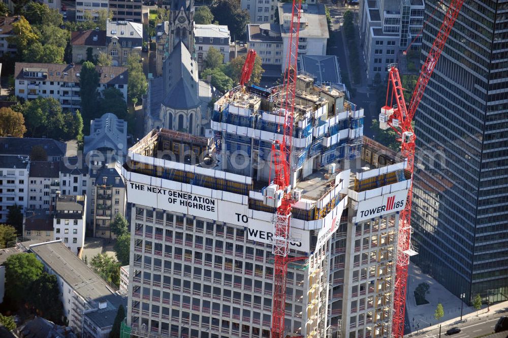 Aerial photograph Frankfurt am Main - Blick auf den Dachbereich der Baustelle des Hochhaus Tower 185 , dem derzeit höchstem, in Deutschland im Bau befindlichen Wolkenkratzer. Bauherr ist die Vivico Real Estate. Die Wirtschaftsprüfungsgesellschaft PricewaterhouseCoopers (PwC) hat bereits vor Baubeginn 60.000 Quadratmeter von insgesamt rund 90.000 Quadratmeter Bürofläche langfristig angemietet und wird hier ihre neue Deutschland-Zentrale beziehen. Den Entwurf für den Tower 185 lieferte der Frankfurter Architekt Christoph Mäckler. Er sieht ein hufeisenförmig angelegtes Sockelgebäude vor, aus dem sich die beiden Hochhaushälften mit einer Aluminium-Glas-Fassade erheben. View of the construction site of Tower 185, currently the highest skyscraper in Germany under construction. The next Generation of Highrise. Owner is the Vivico real estate.