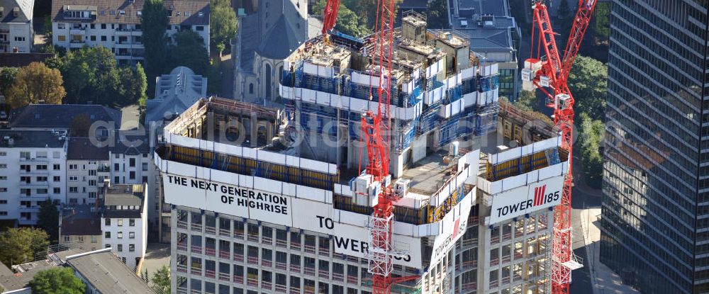 Frankfurt am Main from above - Blick auf den Dachbereich der Baustelle des Hochhaus Tower 185 , dem derzeit höchstem, in Deutschland im Bau befindlichen Wolkenkratzer. Bauherr ist die Vivico Real Estate. Die Wirtschaftsprüfungsgesellschaft PricewaterhouseCoopers (PwC) hat bereits vor Baubeginn 60.000 Quadratmeter von insgesamt rund 90.000 Quadratmeter Bürofläche langfristig angemietet und wird hier ihre neue Deutschland-Zentrale beziehen. Den Entwurf für den Tower 185 lieferte der Frankfurter Architekt Christoph Mäckler. Er sieht ein hufeisenförmig angelegtes Sockelgebäude vor, aus dem sich die beiden Hochhaushälften mit einer Aluminium-Glas-Fassade erheben. View of the construction site of Tower 185, currently the highest skyscraper in Germany under construction. The next Generation of Highrise. Owner is the Vivico real estate.