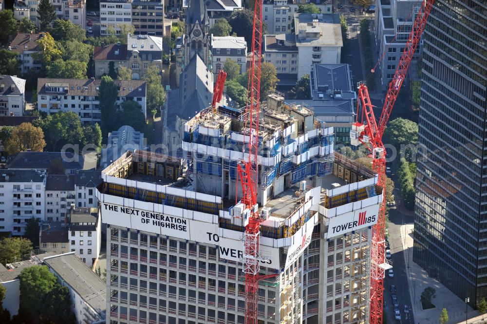 Frankfurt am Main from the bird's eye view: Blick auf den Dachbereich der Baustelle des Hochhaus Tower 185 , dem derzeit höchstem, in Deutschland im Bau befindlichen Wolkenkratzer. Bauherr ist die Vivico Real Estate. Die Wirtschaftsprüfungsgesellschaft PricewaterhouseCoopers (PwC) hat bereits vor Baubeginn 60.000 Quadratmeter von insgesamt rund 90.000 Quadratmeter Bürofläche langfristig angemietet und wird hier ihre neue Deutschland-Zentrale beziehen. Den Entwurf für den Tower 185 lieferte der Frankfurter Architekt Christoph Mäckler. Er sieht ein hufeisenförmig angelegtes Sockelgebäude vor, aus dem sich die beiden Hochhaushälften mit einer Aluminium-Glas-Fassade erheben. View of the construction site of Tower 185, currently the highest skyscraper in Germany under construction. The next Generation of Highrise. Owner is the Vivico real estate.