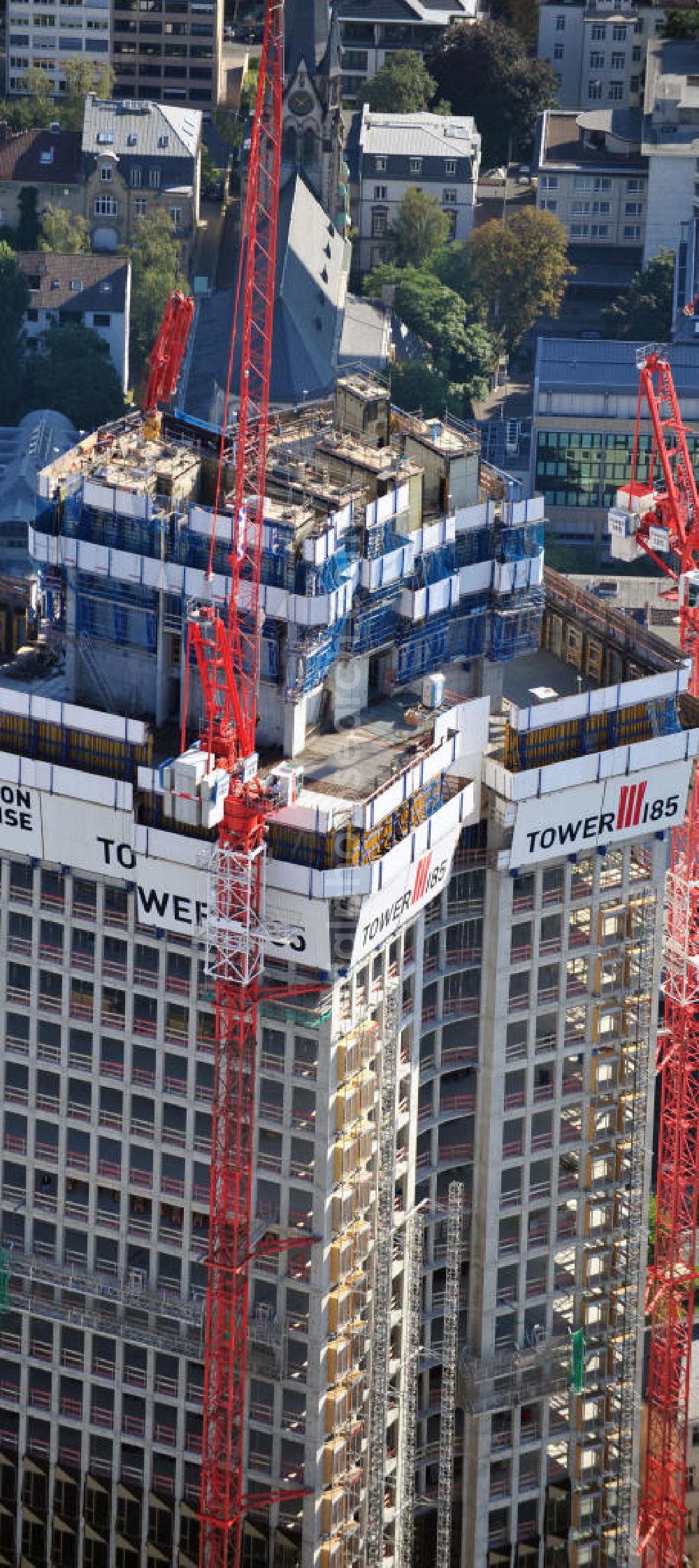 Aerial image Frankfurt am Main - Blick auf den Dachbereich der Baustelle des Hochhaus Tower 185 , dem derzeit höchstem, in Deutschland im Bau befindlichen Wolkenkratzer. Bauherr ist die Vivico Real Estate. Die Wirtschaftsprüfungsgesellschaft PricewaterhouseCoopers (PwC) hat bereits vor Baubeginn 60.000 Quadratmeter von insgesamt rund 90.000 Quadratmeter Bürofläche langfristig angemietet und wird hier ihre neue Deutschland-Zentrale beziehen. Den Entwurf für den Tower 185 lieferte der Frankfurter Architekt Christoph Mäckler. Er sieht ein hufeisenförmig angelegtes Sockelgebäude vor, aus dem sich die beiden Hochhaushälften mit einer Aluminium-Glas-Fassade erheben. View of the construction site of Tower 185, currently the highest skyscraper in Germany under construction. The next Generation of Highrise. Owner is the Vivico real estate.