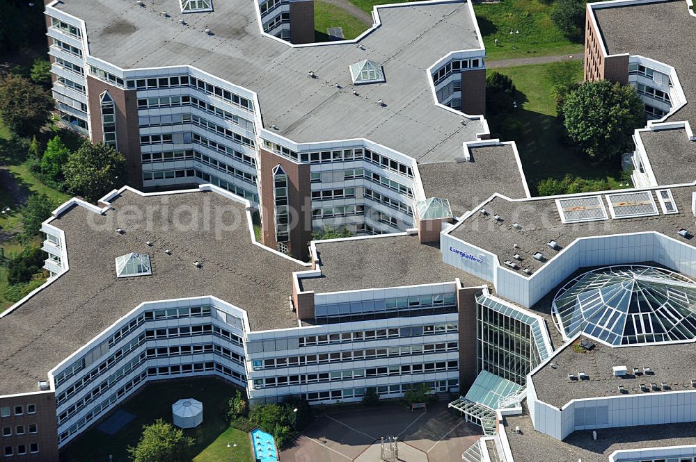 Aerial image Frankfurt am Main - Blick auf den Dachbereich und die Glas- Pyramide des Lurgihaus, einem Bürogebäudekomplex in Frankfurt-Heddernheim. Es entstand 1987 als erster Neubau des Mertonviertels auf dem ehemaligen Werksgelände der Vereinigten Deutschen Metallwerke und gehört zu den größten Bürogebäuden Deutschlands. Von einem viereckigen Zentralbau zweigen sieben stark gegliederte Nebengebäude ab. Ursprünglich diente der Komplex als Hauptquartier der Lurgi AG, um die im Frankfurter Stadtgebiet verteilten Standorte zusammenzufassen. Nach einer Verschlankung des Unternehmens wurden weitere Mieter in das Gebäude aufgenommen, unter an derem die Deutsche Finanzagentur. Heutiger Eigentümer ist der britische Fonds Puma Brandenburg Limited, der das Gebäude von der Deka Immobilien Investment GmbH erwarb. Das Gebäude ist an die MG Vermögensverwaltungs GmbH ( mgvv ) als Generalmieter vermietet. Roof and the glass pyramid of the Lurgi - House in Frankfurt - Heddernheim.