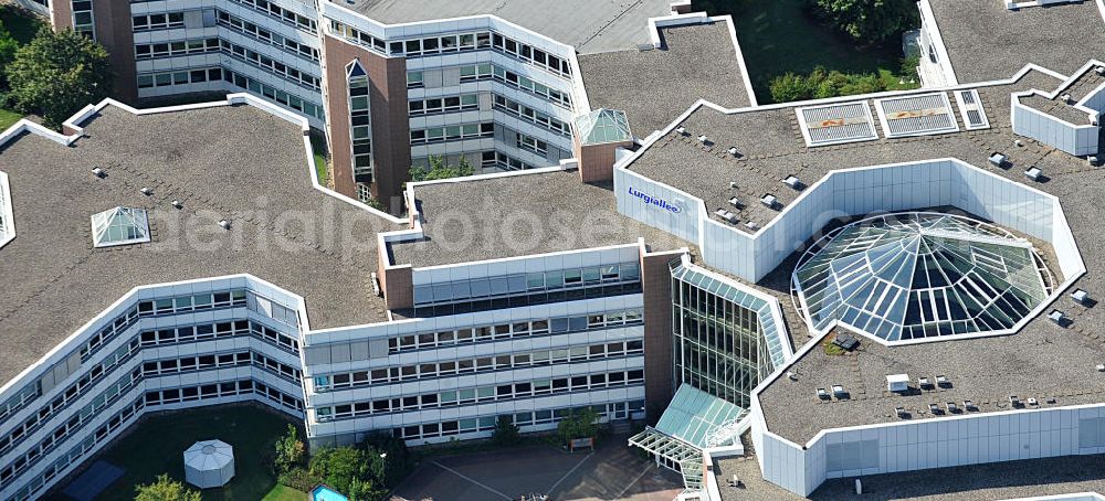 Aerial photograph Frankfurt am Main - Blick auf den Dachbereich und die Glas- Pyramide des Lurgihaus, einem Bürogebäudekomplex in Frankfurt-Heddernheim. Es entstand 1987 als erster Neubau des Mertonviertels auf dem ehemaligen Werksgelände der Vereinigten Deutschen Metallwerke und gehört zu den größten Bürogebäuden Deutschlands. Von einem viereckigen Zentralbau zweigen sieben stark gegliederte Nebengebäude ab. Ursprünglich diente der Komplex als Hauptquartier der Lurgi AG, um die im Frankfurter Stadtgebiet verteilten Standorte zusammenzufassen. Nach einer Verschlankung des Unternehmens wurden weitere Mieter in das Gebäude aufgenommen, unter an derem die Deutsche Finanzagentur. Heutiger Eigentümer ist der britische Fonds Puma Brandenburg Limited, der das Gebäude von der Deka Immobilien Investment GmbH erwarb. Das Gebäude ist an die MG Vermögensverwaltungs GmbH ( mgvv ) als Generalmieter vermietet. Roof and the glass pyramid of the Lurgi - House in Frankfurt - Heddernheim.