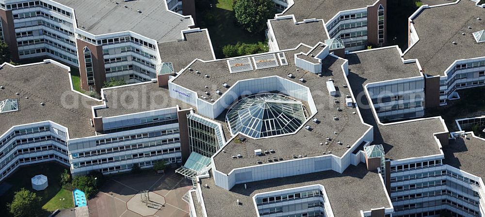 Frankfurt am Main from above - Blick auf den Dachbereich und die Glas- Pyramide des Lurgihaus, einem Bürogebäudekomplex in Frankfurt-Heddernheim. Es entstand 1987 als erster Neubau des Mertonviertels auf dem ehemaligen Werksgelände der Vereinigten Deutschen Metallwerke und gehört zu den größten Bürogebäuden Deutschlands. Von einem viereckigen Zentralbau zweigen sieben stark gegliederte Nebengebäude ab. Ursprünglich diente der Komplex als Hauptquartier der Lurgi AG, um die im Frankfurter Stadtgebiet verteilten Standorte zusammenzufassen. Nach einer Verschlankung des Unternehmens wurden weitere Mieter in das Gebäude aufgenommen, unter an derem die Deutsche Finanzagentur. Heutiger Eigentümer ist der britische Fonds Puma Brandenburg Limited, der das Gebäude von der Deka Immobilien Investment GmbH erwarb. Das Gebäude ist an die MG Vermögensverwaltungs GmbH ( mgvv ) als Generalmieter vermietet. Roof and the glass pyramid of the Lurgi - House in Frankfurt - Heddernheim.