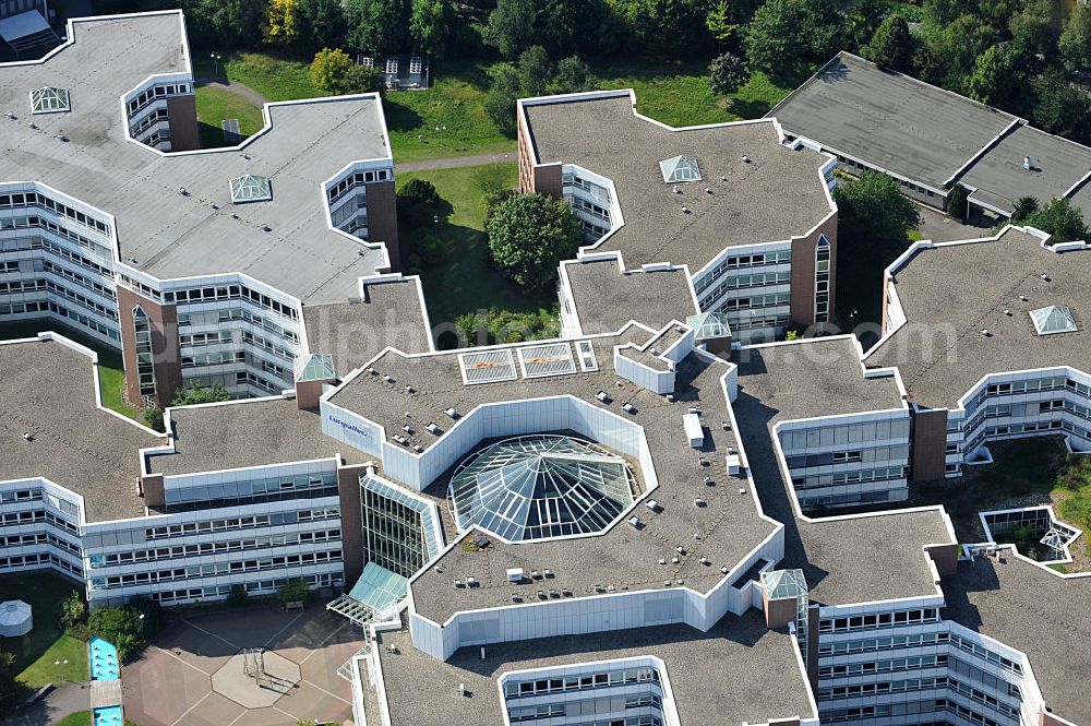 Frankfurt am Main from the bird's eye view: Blick auf den Dachbereich und die Glas- Pyramide des Lurgihaus, einem Bürogebäudekomplex in Frankfurt-Heddernheim. Es entstand 1987 als erster Neubau des Mertonviertels auf dem ehemaligen Werksgelände der Vereinigten Deutschen Metallwerke und gehört zu den größten Bürogebäuden Deutschlands. Von einem viereckigen Zentralbau zweigen sieben stark gegliederte Nebengebäude ab. Ursprünglich diente der Komplex als Hauptquartier der Lurgi AG, um die im Frankfurter Stadtgebiet verteilten Standorte zusammenzufassen. Nach einer Verschlankung des Unternehmens wurden weitere Mieter in das Gebäude aufgenommen, unter an derem die Deutsche Finanzagentur. Heutiger Eigentümer ist der britische Fonds Puma Brandenburg Limited, der das Gebäude von der Deka Immobilien Investment GmbH erwarb. Das Gebäude ist an die MG Vermögensverwaltungs GmbH ( mgvv ) als Generalmieter vermietet. Roof and the glass pyramid of the Lurgi - House in Frankfurt - Heddernheim.