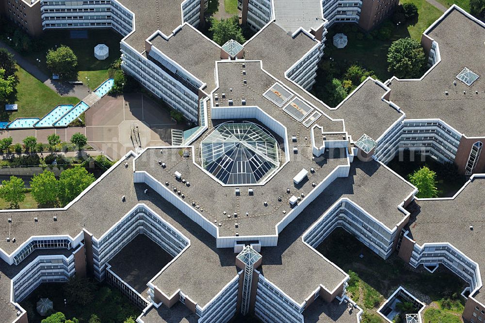 Aerial photograph Frankfurt am Main - Blick auf den Dachbereich und die Glas- Pyramide des Lurgihaus, einem Bürogebäudekomplex in Frankfurt-Heddernheim. Es entstand 1987 als erster Neubau des Mertonviertels auf dem ehemaligen Werksgelände der Vereinigten Deutschen Metallwerke und gehört zu den größten Bürogebäuden Deutschlands. Von einem viereckigen Zentralbau zweigen sieben stark gegliederte Nebengebäude ab. Ursprünglich diente der Komplex als Hauptquartier der Lurgi AG, um die im Frankfurter Stadtgebiet verteilten Standorte zusammenzufassen. Nach einer Verschlankung des Unternehmens wurden weitere Mieter in das Gebäude aufgenommen, unter an derem die Deutsche Finanzagentur. Heutiger Eigentümer ist der britische Fonds Puma Brandenburg Limited, der das Gebäude von der Deka Immobilien Investment GmbH erwarb. Das Gebäude ist an die MG Vermögensverwaltungs GmbH ( mgvv ) als Generalmieter vermietet. Roof and the glass pyramid of the Lurgi - House in Frankfurt - Heddernheim.