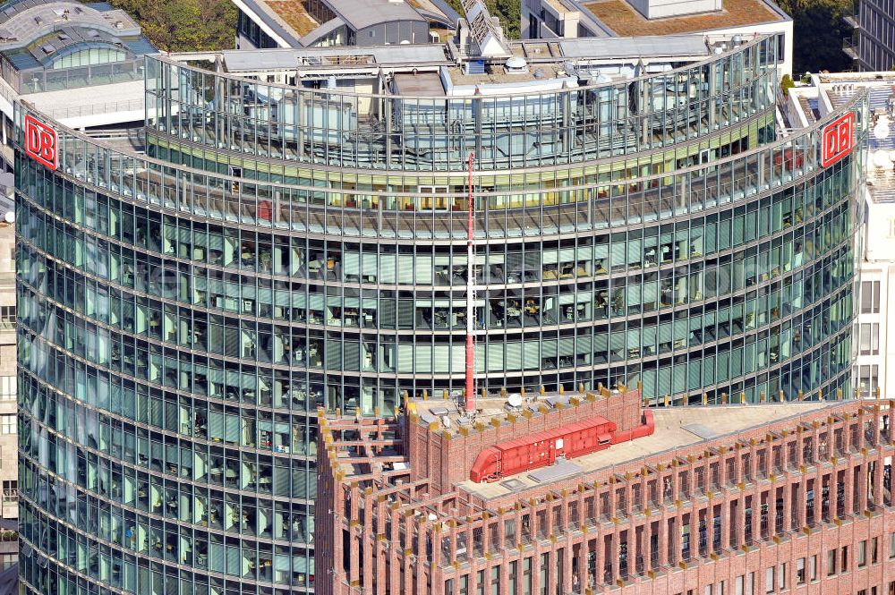 Berlin from above - Blick auf den Dachbereich des Hochhauskomplexes Bahntower am Sony-Center am Potsdamer Platz in Berlin - Tiergarten. Der Bahntower wurde zwischen 1998 und 2000 nach Entwürfen des deutschstämmigen US-amerikanischen Architekten Helmut Jahn von der Hochtief AG und der Kajima Corporation gebaut und ist Sitz der Dachgesellschaft der Deutschen Bahn. Roof area of the high-rise complex Bahn Tower at the Sony Center on Potsdamer Platz in Berlin - Tiergarten.