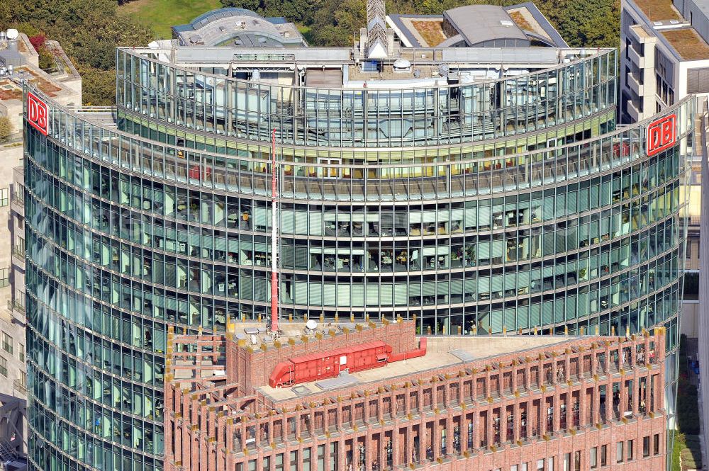 Berlin from the bird's eye view: Blick auf den Dachbereich des Hochhauskomplexes Bahntower am Sony-Center am Potsdamer Platz in Berlin - Tiergarten. Der Bahntower wurde zwischen 1998 und 2000 nach Entwürfen des deutschstämmigen US-amerikanischen Architekten Helmut Jahn von der Hochtief AG und der Kajima Corporation gebaut und ist Sitz der Dachgesellschaft der Deutschen Bahn. Roof area of the high-rise complex Bahn Tower at the Sony Center on Potsdamer Platz in Berlin - Tiergarten.