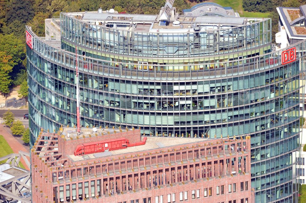 Aerial image Berlin - Blick auf den Dachbereich des Hochhauskomplexes Bahntower am Sony-Center am Potsdamer Platz in Berlin - Tiergarten. Der Bahntower wurde zwischen 1998 und 2000 nach Entwürfen des deutschstämmigen US-amerikanischen Architekten Helmut Jahn von der Hochtief AG und der Kajima Corporation gebaut und ist Sitz der Dachgesellschaft der Deutschen Bahn. Roof area of the high-rise complex Bahn Tower at the Sony Center on Potsdamer Platz in Berlin - Tiergarten.