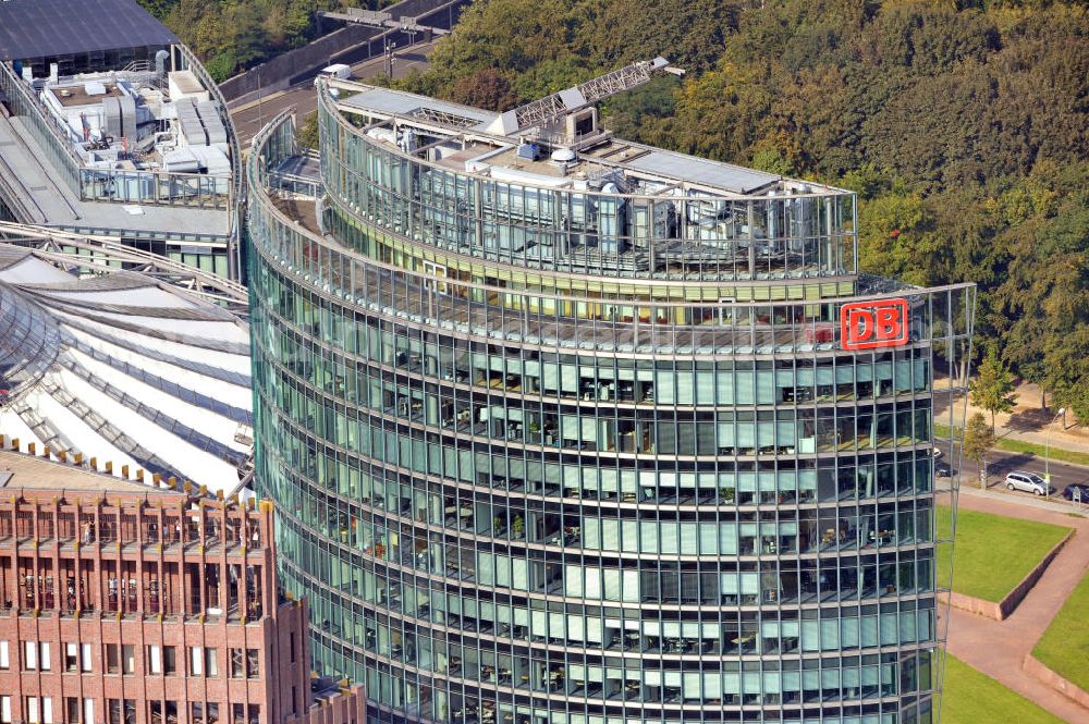 Aerial photograph Berlin - Blick auf den Dachbereich des Hochhauskomplexes Bahntower am Sony-Center am Potsdamer Platz in Berlin - Tiergarten. Der Bahntower wurde zwischen 1998 und 2000 nach Entwürfen des deutschstämmigen US-amerikanischen Architekten Helmut Jahn von der Hochtief AG und der Kajima Corporation gebaut und ist Sitz der Dachgesellschaft der Deutschen Bahn. Roof area of the high-rise complex Bahn Tower at the Sony Center on Potsdamer Platz in Berlin - Tiergarten.