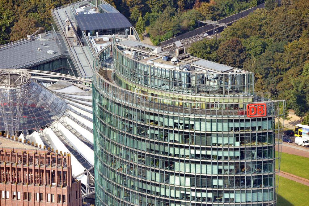 Berlin from above - Blick auf den Dachbereich des Hochhauskomplexes Bahntower am Sony-Center am Potsdamer Platz in Berlin - Tiergarten. Der Bahntower wurde zwischen 1998 und 2000 nach Entwürfen des deutschstämmigen US-amerikanischen Architekten Helmut Jahn von der Hochtief AG und der Kajima Corporation gebaut und ist Sitz der Dachgesellschaft der Deutschen Bahn. Roof area of the high-rise complex Bahn Tower at the Sony Center on Potsdamer Platz in Berlin - Tiergarten.