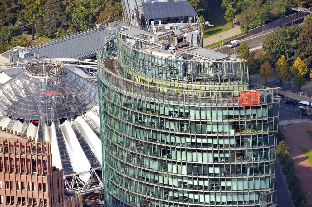 Berlin from the bird's eye view: Blick auf den Dachbereich des Hochhauskomplexes Bahntower am Sony-Center am Potsdamer Platz in Berlin - Tiergarten. Der Bahntower wurde zwischen 1998 und 2000 nach Entwürfen des deutschstämmigen US-amerikanischen Architekten Helmut Jahn von der Hochtief AG und der Kajima Corporation gebaut und ist Sitz der Dachgesellschaft der Deutschen Bahn. Roof area of the high-rise complex Bahn Tower at the Sony Center on Potsdamer Platz in Berlin - Tiergarten.