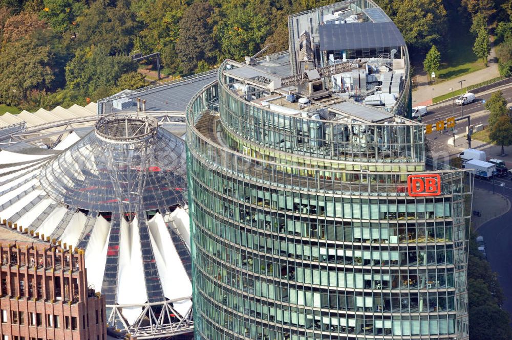 Aerial image Berlin - Blick auf den Dachbereich des Hochhauskomplexes Bahntower am Sony-Center am Potsdamer Platz in Berlin - Tiergarten. Der Bahntower wurde zwischen 1998 und 2000 nach Entwürfen des deutschstämmigen US-amerikanischen Architekten Helmut Jahn von der Hochtief AG und der Kajima Corporation gebaut und ist Sitz der Dachgesellschaft der Deutschen Bahn. Roof area of the high-rise complex Bahn Tower at the Sony Center on Potsdamer Platz in Berlin - Tiergarten.