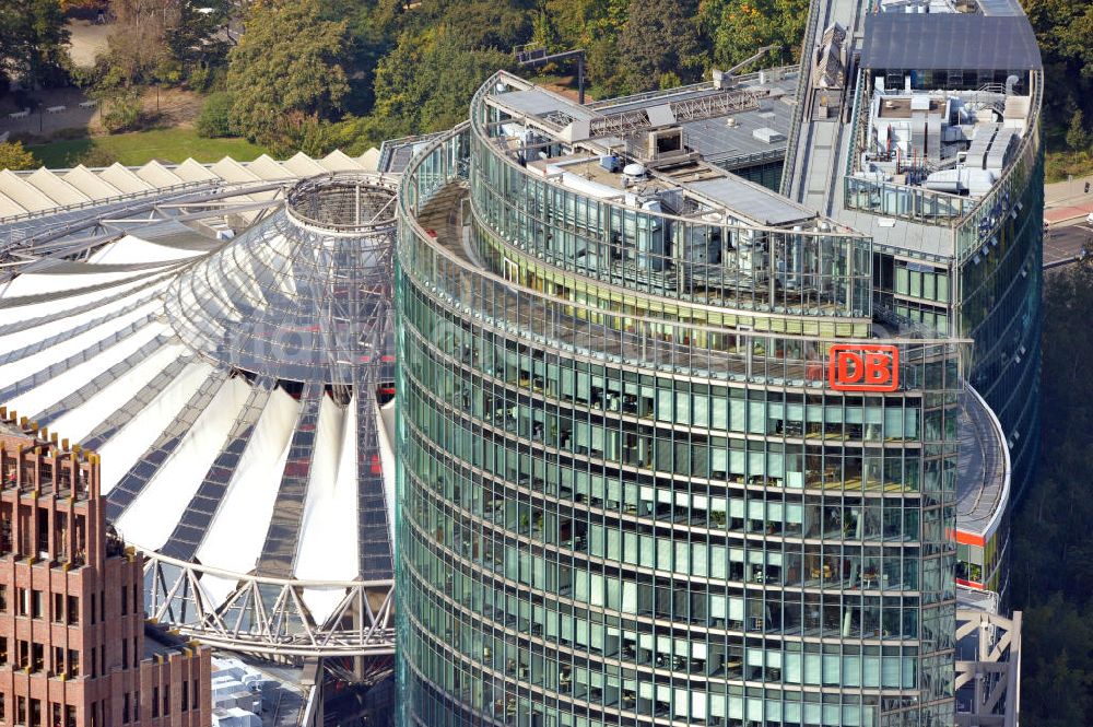 Aerial photograph Berlin - Blick auf den Dachbereich des Hochhauskomplexes Bahntower am Sony-Center am Potsdamer Platz in Berlin - Tiergarten. Der Bahntower wurde zwischen 1998 und 2000 nach Entwürfen des deutschstämmigen US-amerikanischen Architekten Helmut Jahn von der Hochtief AG und der Kajima Corporation gebaut und ist Sitz der Dachgesellschaft der Deutschen Bahn. Roof area of the high-rise complex Bahn Tower at the Sony Center on Potsdamer Platz in Berlin - Tiergarten.