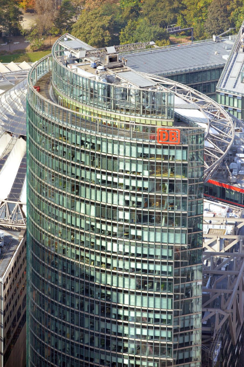 Berlin from above - Blick auf den Dachbereich des Hochhauskomplexes Bahntower am Sony-Center am Potsdamer Platz in Berlin - Tiergarten. Der Bahntower wurde zwischen 1998 und 2000 nach Entwürfen des deutschstämmigen US-amerikanischen Architekten Helmut Jahn von der Hochtief AG und der Kajima Corporation gebaut und ist Sitz der Dachgesellschaft der Deutschen Bahn. Roof area of the high-rise complex Bahn Tower at the Sony Center on Potsdamer Platz in Berlin - Tiergarten.