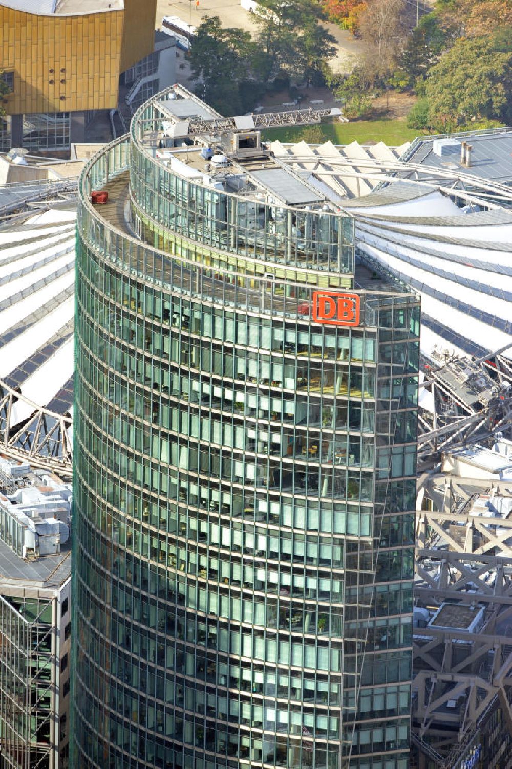 Berlin from the bird's eye view: Blick auf den Dachbereich des Hochhauskomplexes Bahntower am Sony-Center am Potsdamer Platz in Berlin - Tiergarten. Der Bahntower wurde zwischen 1998 und 2000 nach Entwürfen des deutschstämmigen US-amerikanischen Architekten Helmut Jahn von der Hochtief AG und der Kajima Corporation gebaut und ist Sitz der Dachgesellschaft der Deutschen Bahn. Roof area of the high-rise complex Bahn Tower at the Sony Center on Potsdamer Platz in Berlin - Tiergarten.