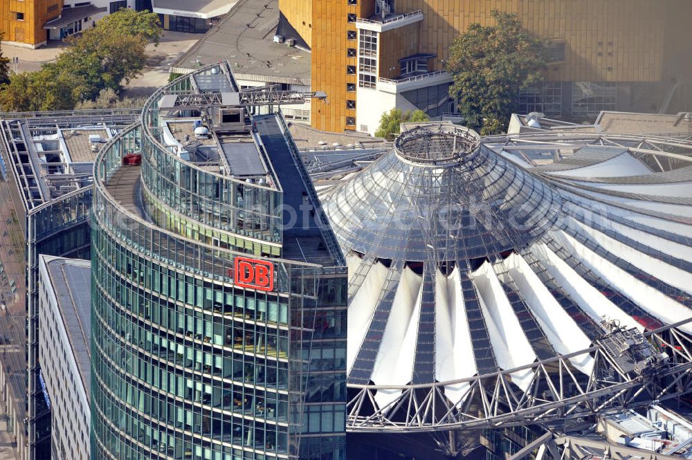 Aerial photograph Berlin - Blick auf den Dachbereich des Hochhauskomplexes Bahntower am Sony-Center am Potsdamer Platz in Berlin - Tiergarten. Der Bahntower wurde zwischen 1998 und 2000 nach Entwürfen des deutschstämmigen US-amerikanischen Architekten Helmut Jahn von der Hochtief AG und der Kajima Corporation gebaut und ist Sitz der Dachgesellschaft der Deutschen Bahn. Roof area of the high-rise complex Bahn Tower at the Sony Center on Potsdamer Platz in Berlin - Tiergarten.