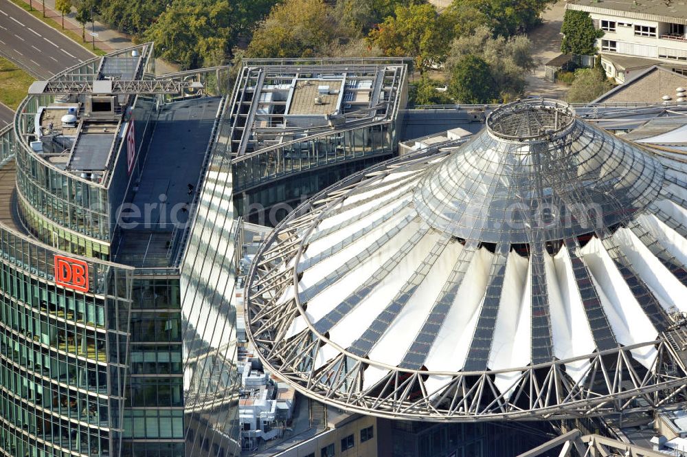 Berlin from above - Blick auf den Dachbereich des Hochhauskomplexes Bahntower am Sony-Center am Potsdamer Platz in Berlin - Tiergarten. Der Bahntower wurde zwischen 1998 und 2000 nach Entwürfen des deutschstämmigen US-amerikanischen Architekten Helmut Jahn von der Hochtief AG und der Kajima Corporation gebaut und ist Sitz der Dachgesellschaft der Deutschen Bahn. Roof area of the high-rise complex Bahn Tower at the Sony Center on Potsdamer Platz in Berlin - Tiergarten.