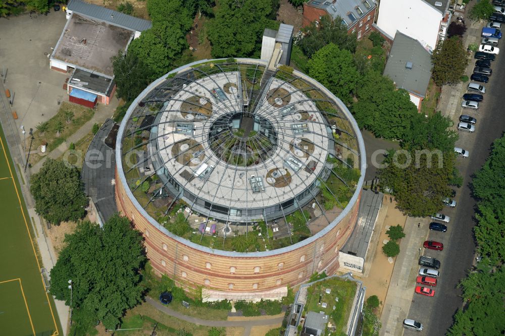 Aerial image Berlin - Roof garden of the Fichtebunker on Fichtestrasse in the Kreuzberg district of Berlin. High-quality condominiums were built in the former gasometer. The project developer was speicherWerk Wohnbau GmbH