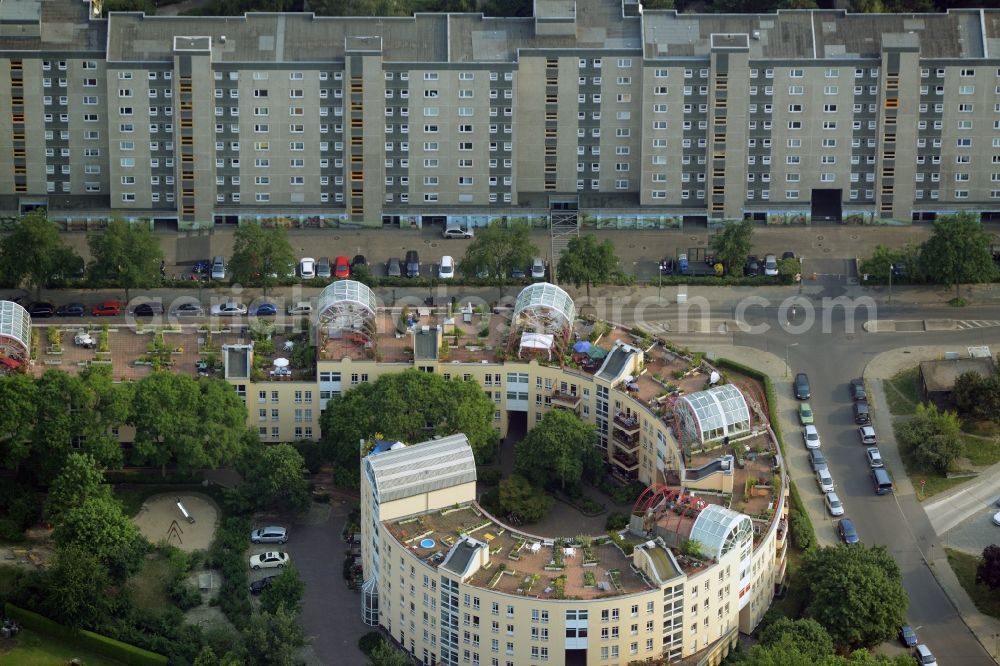 Berlin from the bird's eye view: Roof garden landscape in the residential area of a multi-family house settlement on Ortalweg in Berlin in Germany