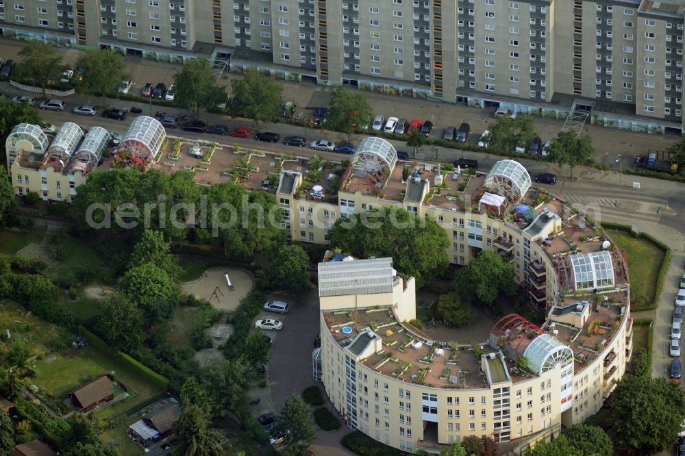 Aerial photograph Berlin - Roof garden landscape in the residential area of a multi-family house settlement on Ortalweg in Berlin in Germany