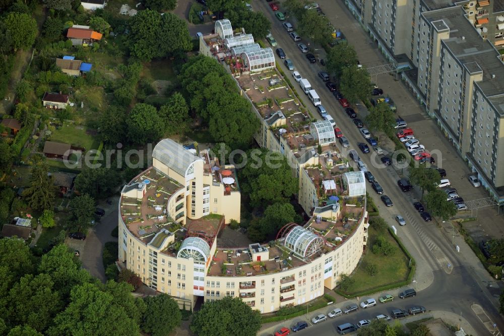 Aerial image Berlin - Roof garden landscape in the residential area of a multi-family house settlement on Ortalweg in Berlin in Germany