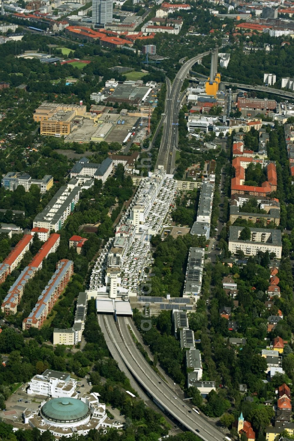 Aerial image Berlin - Roof garden landscape in the residential area of a multi-family house settlement Schlangenbader Strasse der DEGEWO in Berlin