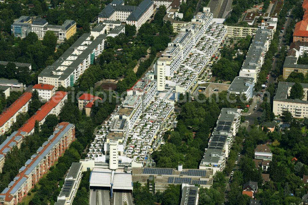 Berlin from above - Roof garden landscape in the residential area of a multi-family house settlement Schlangenbader Strasse der DEGEWO in Berlin