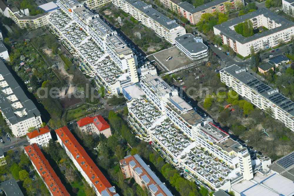 Aerial image Berlin - Roof garden landscape in the residential area of a multi-family house settlement Schlangenbader Strasse in Berlin