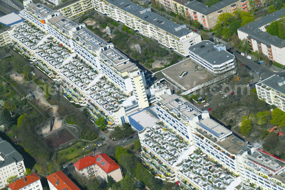 Aerial photograph Berlin - Roof garden landscape in the residential area of a multi-family house settlement Schlangenbader Strasse in Berlin