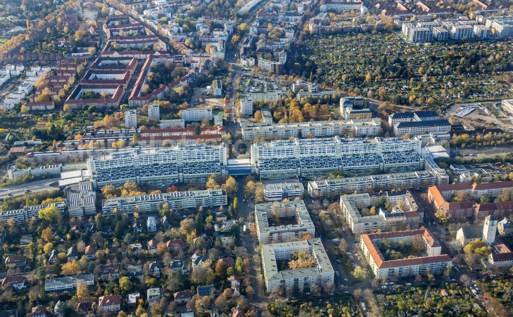 Aerial photograph Berlin - Roof garden landscape in the residential area of a multi-family house settlement Schlangenbader Strasse in Berlin