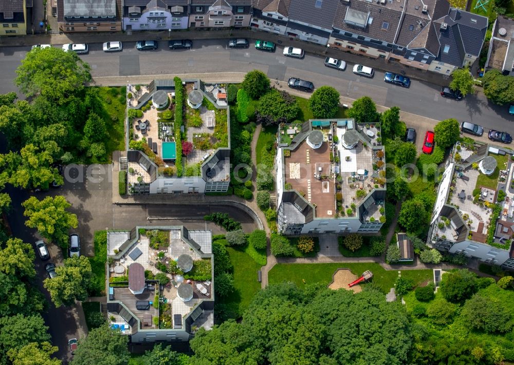 Essen from above - Roof garden landscape in the residential area of a multi-family house settlement on the destrict Kettwig in Essen in the state North Rhine-Westphalia