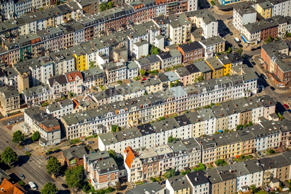 Lübeck from above - Roof garden landscape in the residential area of a multi-family house settlement on the Westhoffstrasse in Luebeck in the state Schleswig-Holstein