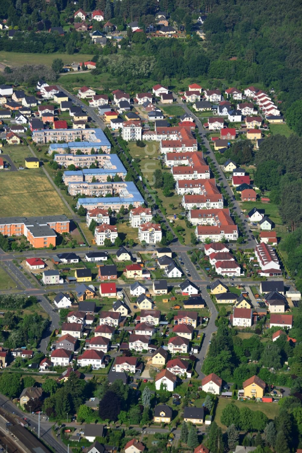 Michendorf from above - Roof garden landscape in the residential area of a multi-family house settlement on the Bahnstrasse - Hasenweg - Igelweg in Michendorf in the state Brandenburg