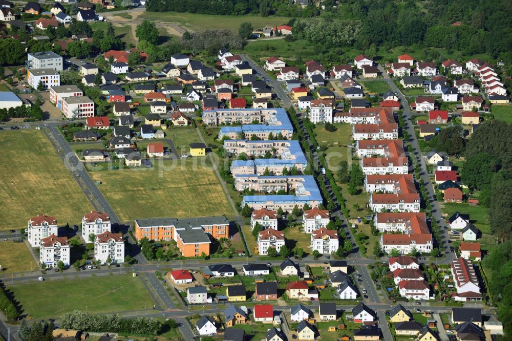 Aerial photograph Michendorf - Roof garden landscape in the residential area of a multi-family house settlement on the Bahnstrasse - Hasenweg - Igelweg in Michendorf in the state Brandenburg