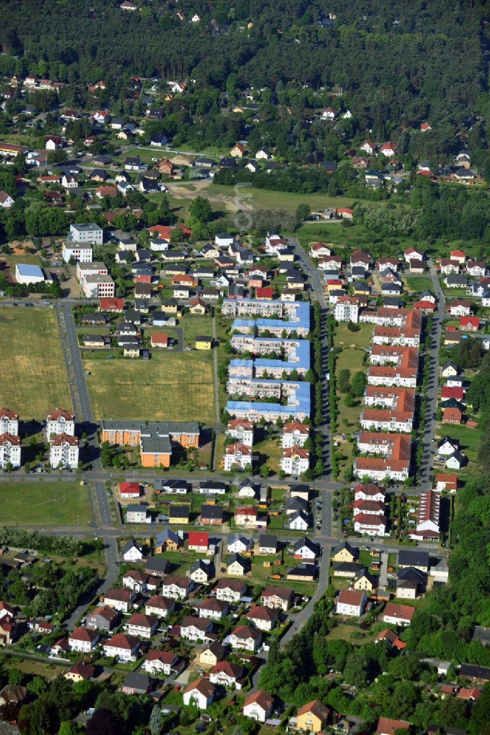 Michendorf from the bird's eye view: Roof garden landscape in the residential area of a multi-family house settlement on the Bahnstrasse - Hasenweg - Igelweg in Michendorf in the state Brandenburg