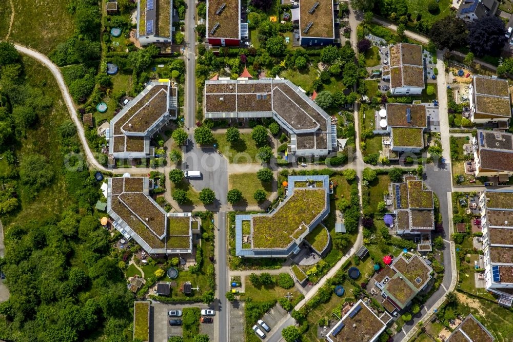 Aerial photograph Schwerte - Roof garden landscape in the residential area of a multi-family house settlement on the Kiebitzweg in Schwerte in the state North Rhine-Westphalia