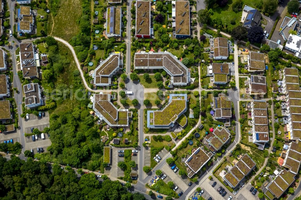 Schwerte from above - Roof garden landscape in the residential area of a multi-family house settlement on the Kiebitzweg in Schwerte in the state North Rhine-Westphalia