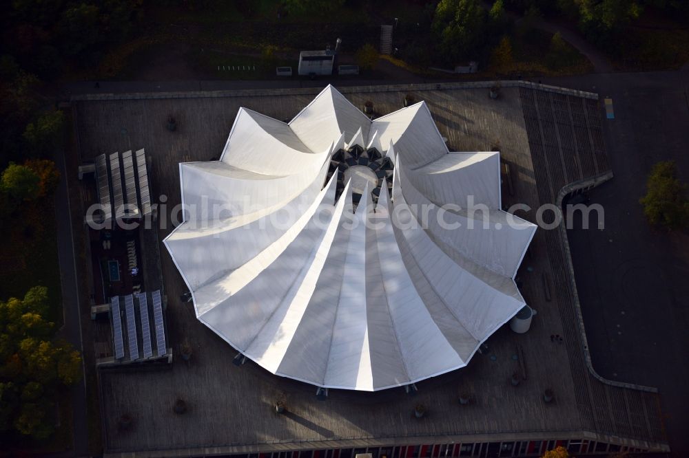 Aerial image Berlin - Roof structure of the event hall Tempodrom in Möckernstrasse in Berlin Kreuzberg. The popular site for concerts and shows in close proximity to the Anhalter Bahnhof station is operated by the Tempodrom mbH & Co. KG and includes the recreation pool / salt water bath Liquidrom