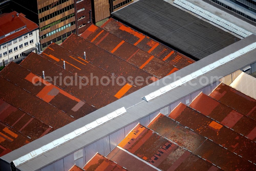 Aerial photograph Stuttgart - Red - brown roof structures buildings and production halls on the vehicle construction factory premises Motorenwerk Untertuerkheim between Mercedesstrasse and Benzstrasse in the district Benzviertel in Stuttgart in the state Baden-Wurttemberg, Germany