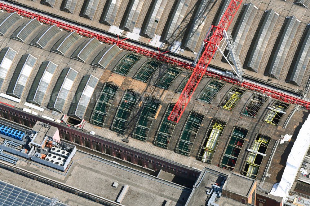 Berlin from the bird's eye view: Track layout and roof renovation at the station building of the Deutsche Bahn Ostbahnhof on Koppenstrasse in the district of Friedrichshain in Berlin, Germany