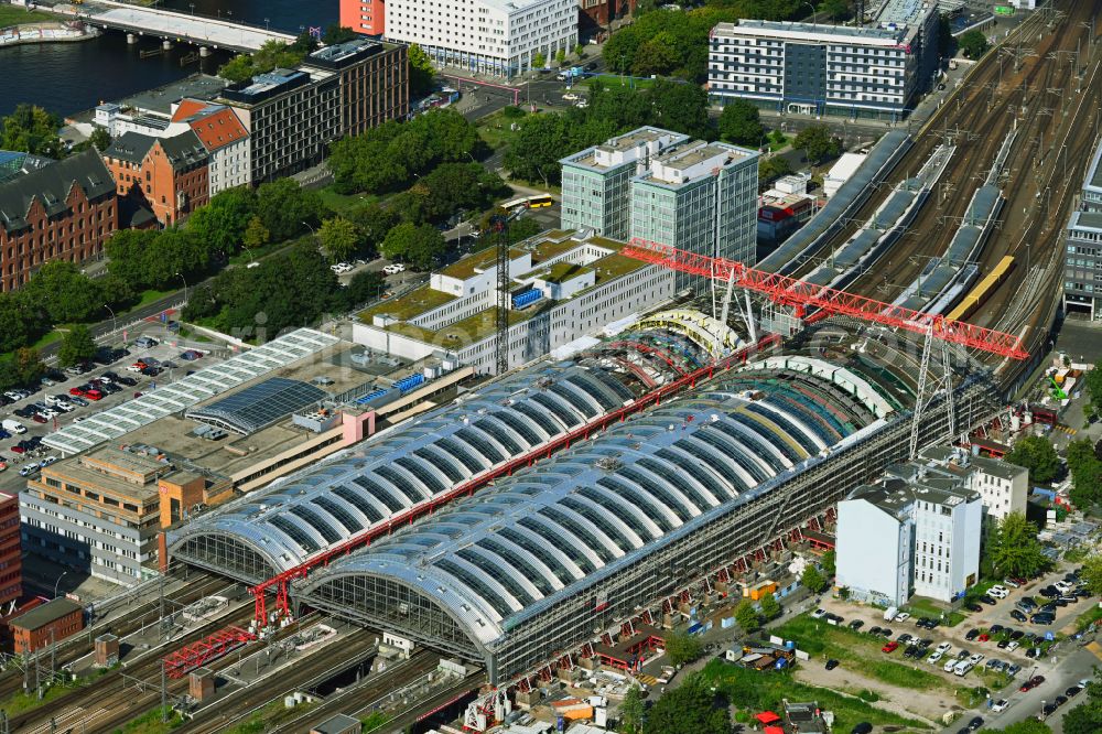 Berlin from the bird's eye view: Track layout and roof renovation at the station building of the Deutsche Bahn Ostbahnhof on Koppenstrasse in the district of Friedrichshain in Berlin, Germany