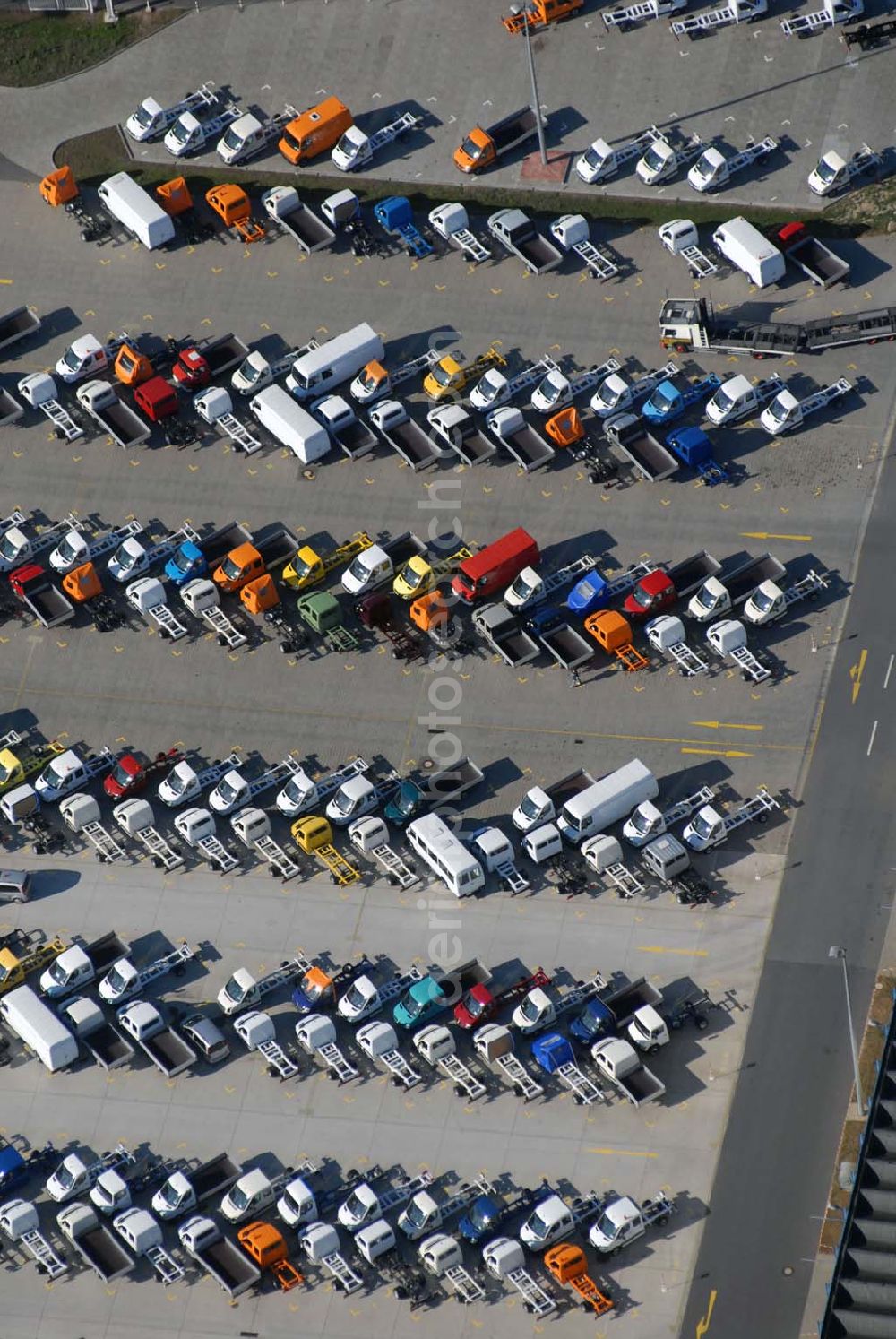 Ludwigsfelde from the bird's eye view: Blick auf die Produktionsflächen des Compact-Vans Mercedes-Benz Vaneo in Ludwigsfelde, das heute als einer der modernsten Standorte im Konzern gilt. Jährlich laufen rund 50.000 Vaneo in Ludwigsfelde von den Bändern und ist damit einer der größten Arbeitgeber in Brandenburg. Kontakt: DaimlerChrysler Ludwigsfelde GmbH, Industriepark, 14974 Ludwigsfelde - Telefon +49 3378 830