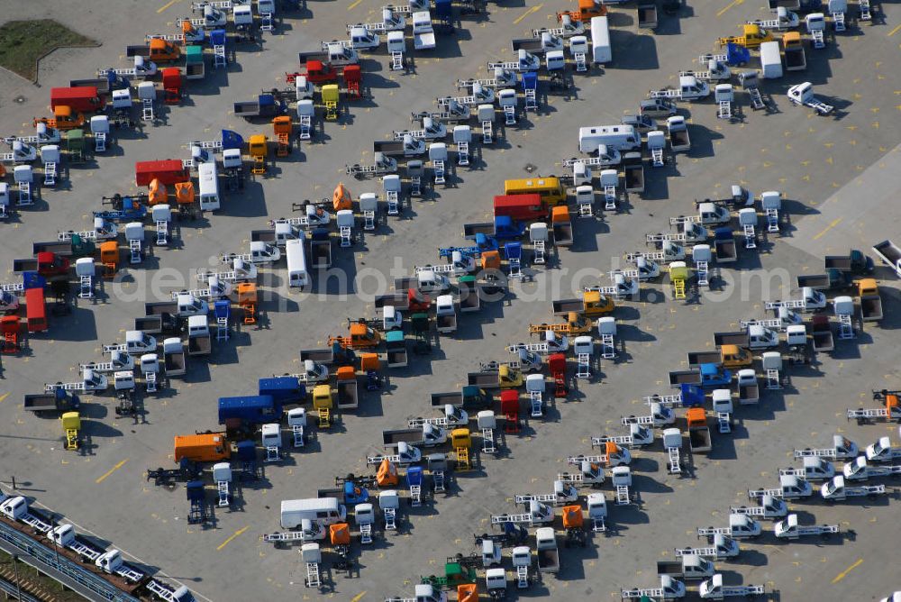 Aerial image Ludwigsfelde - Blick auf die Produktionsflächen des Compact-Vans Mercedes-Benz Vaneo in Ludwigsfelde, das heute als einer der modernsten Standorte im Konzern gilt. Jährlich laufen rund 50.000 Vaneo in Ludwigsfelde von den Bändern und ist damit einer der größten Arbeitgeber in Brandenburg. Kontakt: DaimlerChrysler Ludwigsfelde GmbH, Industriepark, 14974 Ludwigsfelde - Telefon +49 3378 830