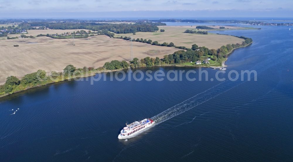 Ellenberg from the bird's eye view: Riparian areas on the lake area of Schlei in Ellenberg in the state Schleswig-Holstein, Germany