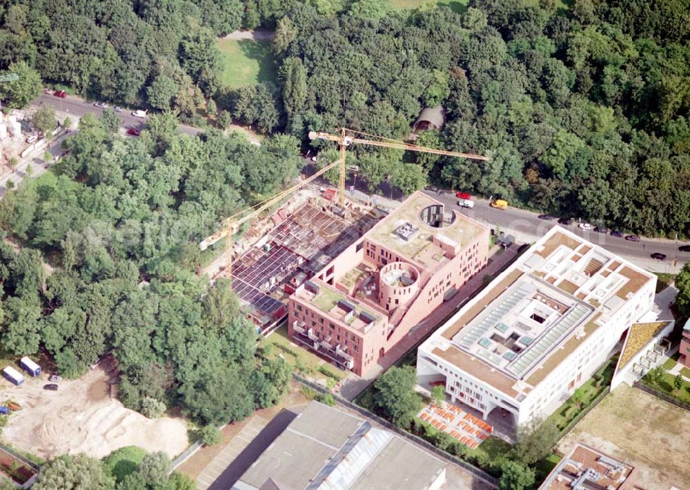 Aerial image Berlin - Tiergarten - Bau der Botschaft der Republik Südafrika an der Tiergartenstraße 17A, 18 in Berlin Tiergarten. Ein Projekt der Firma FÜSSLER GmbH & Co (Weinbrennerstraße 18 in 76135 Karlsruhe, Tel.: 0721-85004133), daneben die Indische Botschaft