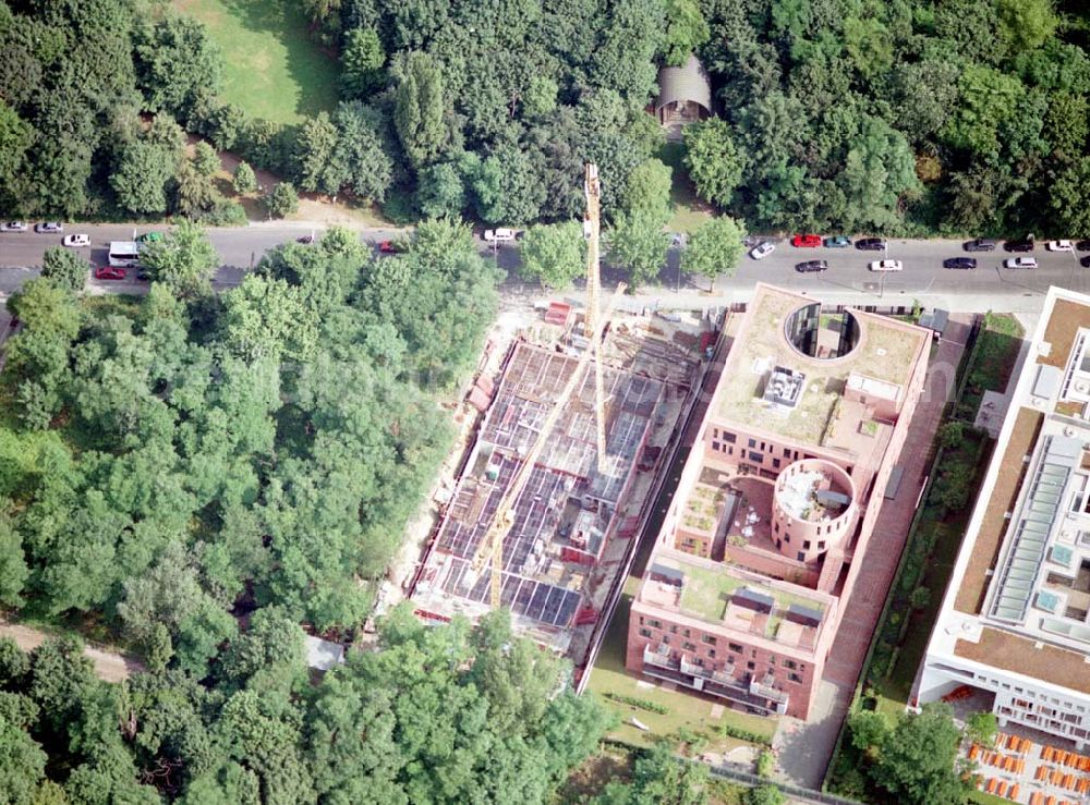 Aerial photograph Berlin - Tiergarten - Bau der Botschaft der Republik Südafrika an der Tiergartenstraße 17A, 18 in Berlin Tiergarten. Ein Projekt der Firma FÜSSLER GmbH & Co (Weinbrennerstraße 18 in 76135 Karlsruhe, Tel.: 0721-85004133), daneben die Indische Botschaft