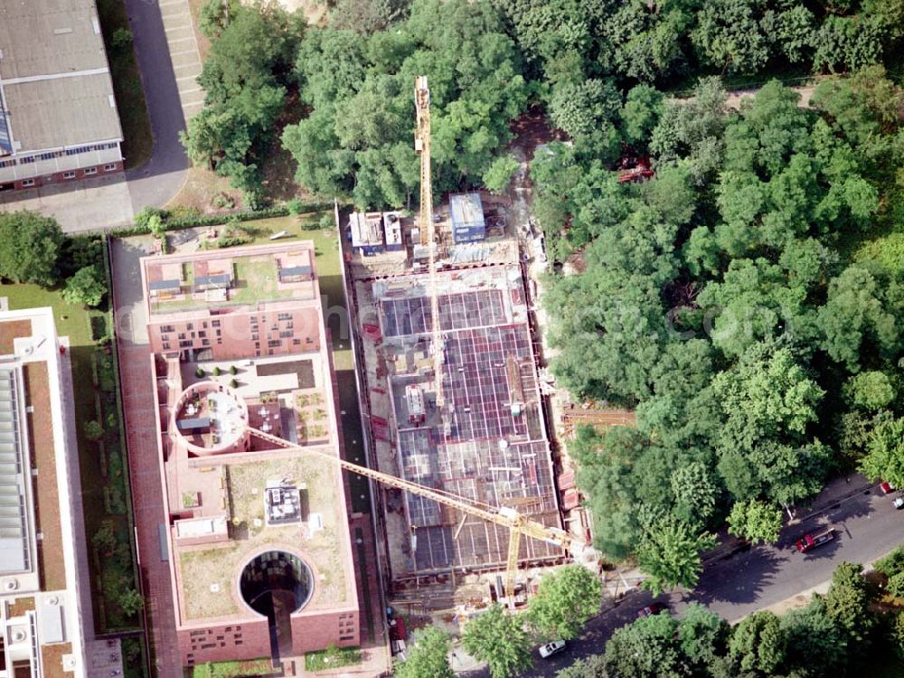 Berlin - Tiergarten from above - Bau der Botschaft der Republik Südafrika an der Tiergartenstraße 17A, 18 in Berlin Tiergarten. Ein Projekt der Firma FÜSSLER GmbH & Co (Weinbrennerstraße 18 in 76135 Karlsruhe, Tel.: 0721-85004133), daneben die Indische Botschaft