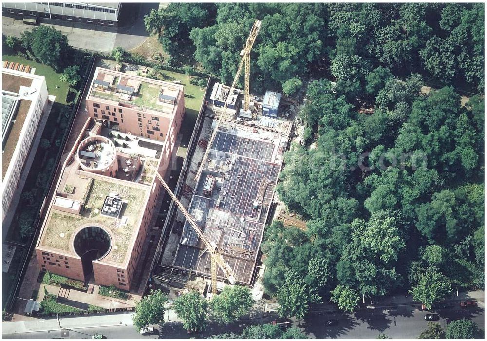 Berlin - Tiergarten from the bird's eye view: Bau der Botschaft der Republik Südafrika an der Tiergartenstraße 17A, 18 in Berlin Tiergarten. Ein Projekt der Firma FÜSSLER GmbH & Co (Weinbrennerstraße 18 in 76135 Karlsruhe, Tel.: 0721-85004133), daneben die Indische Botschaft