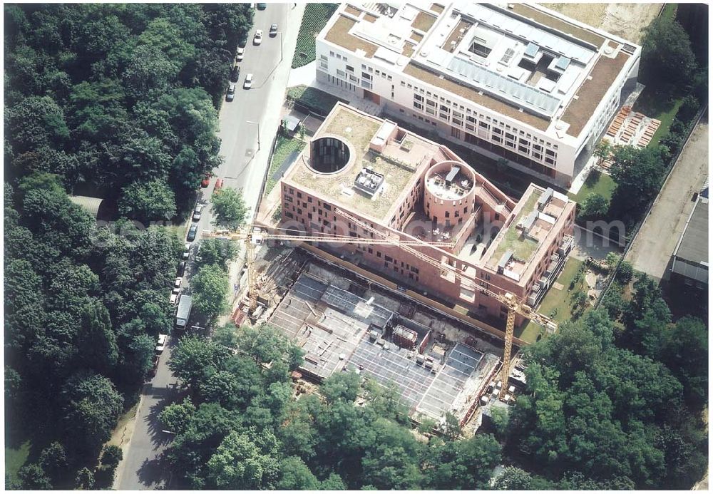 Aerial image Berlin - Tiergarten - Bau der Botschaft der Republik Südafrika an der Tiergartenstraße 17A, 18 in Berlin Tiergarten. Ein Projekt der Firma FÜSSLER GmbH & Co (Weinbrennerstraße 18 in 76135 Karlsruhe, Tel.: 0721-85004133), daneben die Indische Botschaft